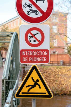 Téléchargez les photos : Interdiction de plonger signe près d'un pont - traduit par interdiction de plonger - en image libre de droit