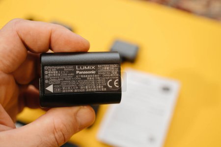 Foto de París, Francia - 20 de noviembre de 2022: Cámara de vídeo fija digital Lumix DMW-BLK22 recargable para Panasonic Lumix DMC-GH6 Micro Four Third System con vídeo de 5l a 10 bits - Imagen libre de derechos