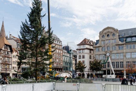 Foto de Estrasburgo, Francia - 28 de octubre de 2022: Instalación del árbol de Navidad anual en el centro de Estrasburgo, Place Kleber - debido a la crisis energética, la ciudad carece de la mitad de las luces anteriores este año - Imagen libre de derechos
