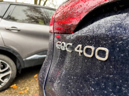 Téléchargez les photos : Paris, France - 2 oct. 2022 : Vue arrière de la nouvelle Mercedes-Benz EQC 400 en mettant l'accent sur l'emblème de la marque recouvert de gouttes de pluie VUS électriques de luxe - en image libre de droit