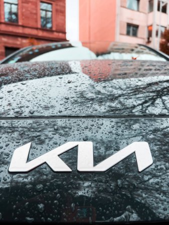 Téléchargez les photos : Paris, France - 2 oct. 2022 : Nouveau logo futuriste KIA recouvert de gouttes d'eau sur le capot d'une nouvelle voiture électrique - en image libre de droit