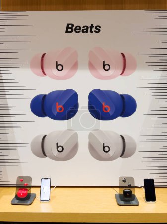 Foto de París, Francia - Spe 9, 2022: Presentación de Beats Studio Buds con audio espacial y cancelación activa de ruido con hasta 8 horas de tiempo de escucha - Imagen libre de derechos