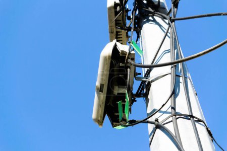Foto de Vista en ángulo bajo de los cables de red de fibra óptica en la calle sobre un pilar - cajas abiertas - Imagen libre de derechos