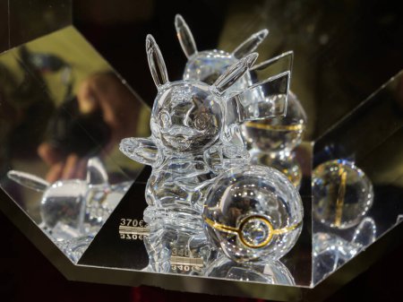 Foto de Estrasburgo, Francia - 25 de noviembre de 2022: Estatua de cristal de Pokémon hecha de Baccarat - marca de lujo y fabricante de cristal fino situado en Alsacia - precio de 240 y 370 euros - Imagen libre de derechos