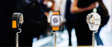 Foto de París, Francia - 28 de octubre de 2022: Objeto héroe de tres nuevos dispositivos portátiles Apple Watch Ultra fabricados por Apple Computer: fondo borroso desenfocado - Imagen libre de derechos