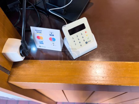 Foto de Alemania - Oct 16, 2022: nuevo lector de tarjetas SumUp EMV que puede leer tarjetas de pago sin contacto con banda magnética, chip y RFID NFC. El lector de tarjetas se empareja con un Android o iOS basado en - Imagen libre de derechos