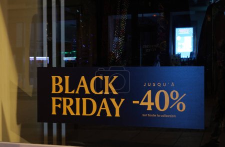 Foto de Showcase with Black Friday minus 40 percent discount during the annual Black Friday event sale - Imagen libre de derechos