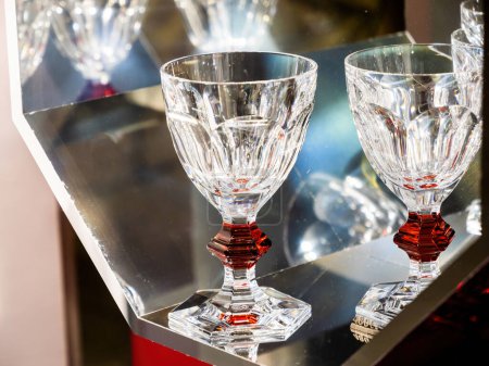 Téléchargez les photos : Paris, France - Nov 2022: Luxury Crystal cup manufactured by Baccarat French luxury brand and manufacturer of fine crystal located in Baccarat, France - en image libre de droit