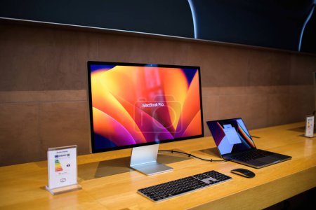 Téléchargez les photos : Paris, France - Oct 28, 2022: new Apple Computers MacBook Pro connected to the Studio Display 5k Retina monitor - en image libre de droit