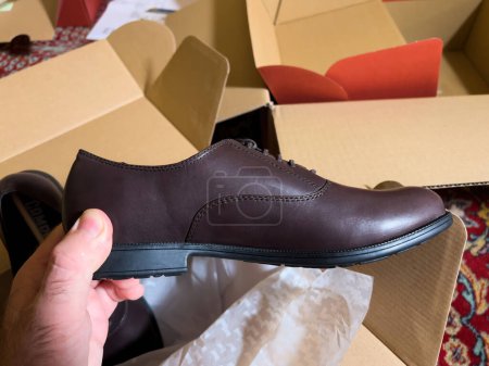 Téléchargez les photos : Personal perspective looking at leather shoes right after unboxing - en image libre de droit