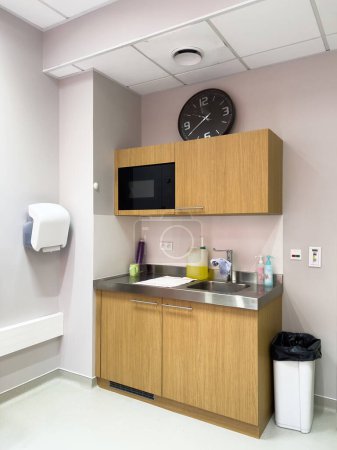 Téléchargez les photos : Petite kitchenette moderne avec four micro-ondes dans la salle d'attente de l'hôpital - en image libre de droit