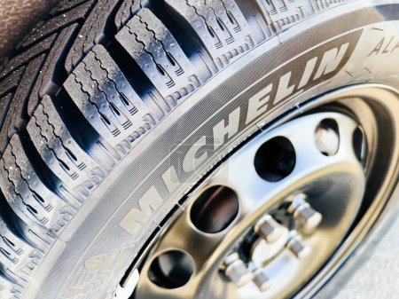 Téléchargez les photos : Clermont-Ferrand, France - Oct 17, 2022: Logotype view Close-up of new Michelin Alpin 6 Premium touring winter tyre mounted on a new rhim wheel - en image libre de droit