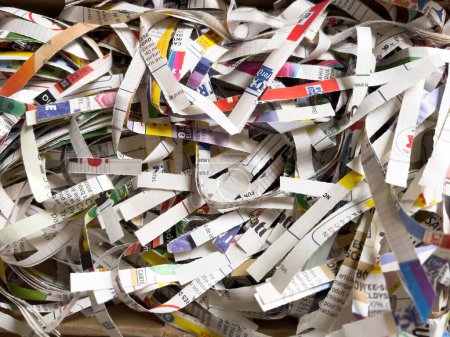 Téléchargez les photos : Macro close-up pile of shredded paper documents newspaper - en image libre de droit