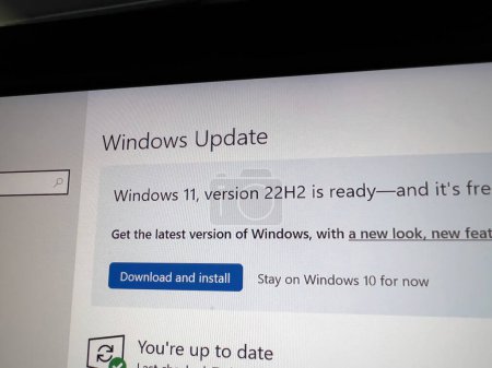 Téléchargez les photos : Paris, France - Oct 5, 2022: Microsoft Windows Update version 11 22h2 is ready - download and install button for the new OS operating system - en image libre de droit