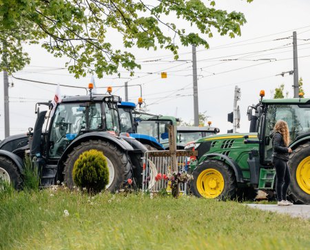 Téléchargez les photos : Strasbourg, France - April 30, 2021: Wooden Cross next to tractors protest in Strasbourg to put pressure on CAP negotiations underway in Brussels - en image libre de droit