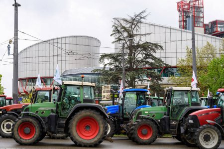 Téléchargez les photos : Strasbourg, France - April 30, 2021: tractors roll for farmer protest in front of Council of Europe to put pressure on CAP negotiations underway in Brussels - en image libre de droit