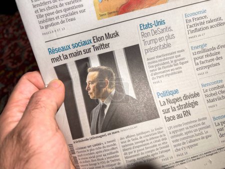 Téléchargez les photos : Paris, France - Oct 29, 2022: Le Monde French newspaper with headline Social Networks - Elon Musk put hands on Twitter - en image libre de droit