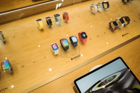 Foto de Paris, France - Sep 22, 2022: View from above of new Apple Watch with new features with fitness tracking, health-oriented capabilities, and wireless telecommunication - Series 8, SE compare diverse - Imagen libre de derechos