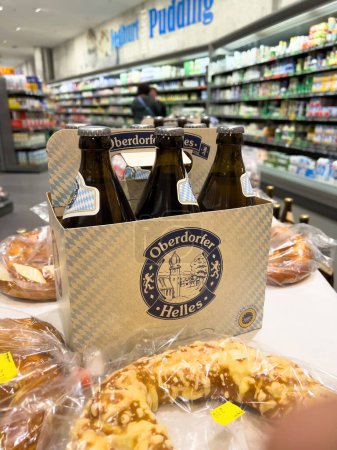 Foto de Frankfurt, Germany - Sept 24, 2022: Oberdorfer Helles beer pack inside supermarket store - traditional German beer for sale in large food-court - Imagen libre de derechos
