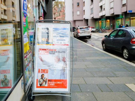 Foto de Strasbourg, France - Jan 5 2023: Advertising for breaking news woth paris Match cover on the street featuring Pope Benedict XVI and Edson Arantes do Nascimento known as Pele tribute - A Dieu - Imagen libre de derechos