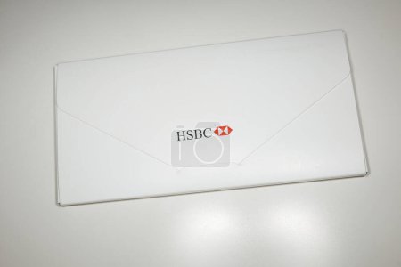 Foto de London, United Kingdom - Jan 14, 2015: White envelope with HSBC logotype on it - Hongkong and Shanghai Banking Corporation is a British multinational universal bank and financial services holding - Imagen libre de derechos