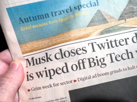 Téléchargez les photos : Paris, France - Oct 29, 2022: Close-up macro shot of Financial Times newspaper with headline Elon Musk closes twitter deal as 1 trillion is wiped off big tech valuations - en image libre de droit