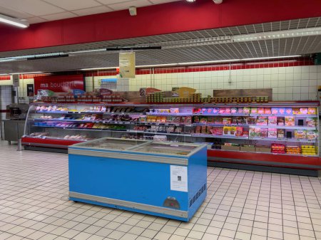Téléchargez les photos : Lyon, France - Oct 20, 2022: Old French auchan Supermarket with multiple old-school refrigerated showcases with meat and fish preserved - en image libre de droit