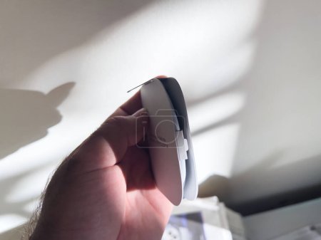 Foto de Paris, France - Oct 18, 2022: Side view of the deigned package of new Apple Watch Magnetic Fast Charger to USB-C cable - Imagen libre de derechos