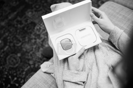 Téléchargez les photos : Londres, Royaume-Uni - 28 sept. 2022 : Une femme POV tenant à la main le paquet montrant plusieurs bandes de la nouvelle Apple Watch Series Ultra conçue pour des activités extrêmes comme les sports d'endurance - en image libre de droit