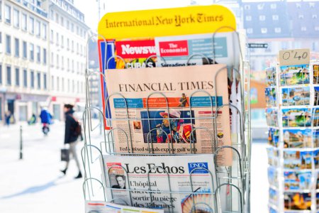 Téléchargez les photos : Paris, France - 20 mars 2015 : Lentille basculante Presse internationale à vendre au kiosque de presse du centre de Paris avec des bâtiments en arrière-plan - affaires, actualité et couverture politique - en image libre de droit