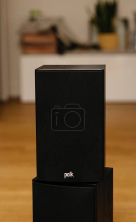 Foto de Paris, France - Dec 16, 2022: View from above of new POLK speaker system - unboxing unpacking of new hi-fi equipment - Imagen libre de derechos
