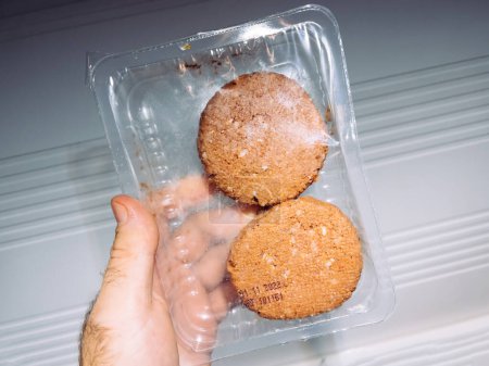 Téléchargez les photos : Two vegan burgers package plastic protection before cooking - en image libre de droit