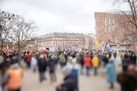 Téléchargez les photos : Defocused large crowd at protest against the French governments planned pension reform to push the retirement age from 62 to 64 unions have called for mass social action - en image libre de droit