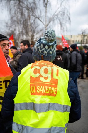 Foto de Strasbourg, France - Jan 19, 2023: CGT ul saverne on yellow vest at protest against the French governments planned pension reform to push the retirement age from 62 to 64 unions have called for mass - Imagen libre de derechos