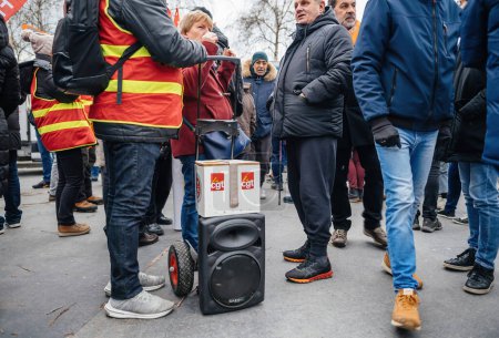 Téléchargez les photos : Strasbourg, France - Jan 19, 2023: Powerful loudspeaker with CGT sticker at protest against the French governments planned pension reform to push the retirement age from 62 to 64 unions have called - en image libre de droit