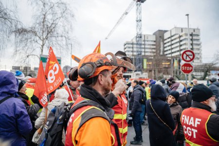 Téléchargez les photos : Strasbourg, France - Jan 19, 2023: Wood cutter with equipment at protest against the French governments planned pension reform to push the retirement age from 62 to 64 unions have called for mass - en image libre de droit