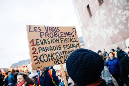 Téléchargez les photos : Strasbourg, France - Jan 19, 2023: Real problems placard in male hand - Large crowd at protest against the French governments planned pension reform to push the retirement age from 62 to 64 unions - en image libre de droit