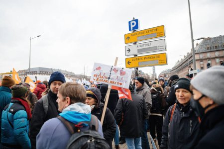 Téléchargez les photos : Strasbourg, France - Jan 19, 2023: Seniors with placards large crowd at protest against the French governments planned pension reform to push the retirement age from 62 to 64 unions have called for - en image libre de droit
