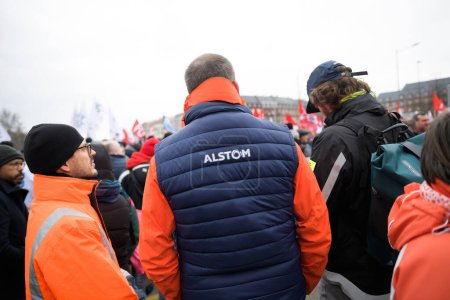 Téléchargez les photos : Strasbourg, France - Jan 19, 2023: Man in Alstom jacket rear view - Large crowd at protest against the French governments planned pension reform to push the retirement age from 62 to 64 unions have - en image libre de droit