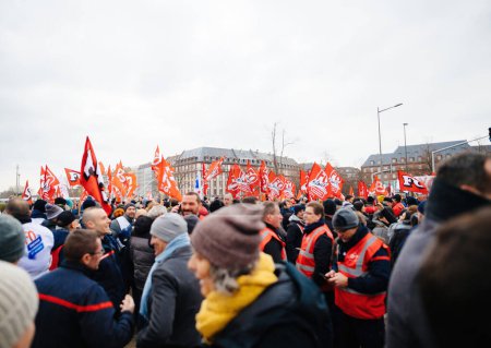 Téléchargez les photos : Strasbourg, France - Jan 19, 2023: Hundreds of flags and thousands of people - Large crowd at protest against the French governments planned pension reform to push the retirement age from 62 to 64 - en image libre de droit