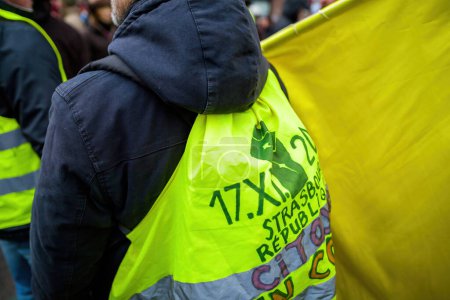 Foto de Strasbourg, France - Jan 19, 2023: Yellow vest at protest against the French governments planned pension reform to push the retirement age from 62 to 64 unions have called for mass social action - Imagen libre de derechos