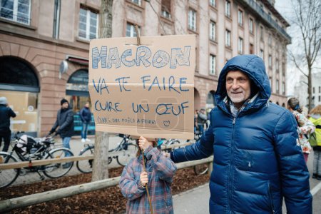 Foto de Strasbourg, France - Jan 19, 2023: Message to French President Emmanuel Macron at protest against the French governments planned pension reform to push the retirement age from 62 to 64 unions have - Imagen libre de derechos