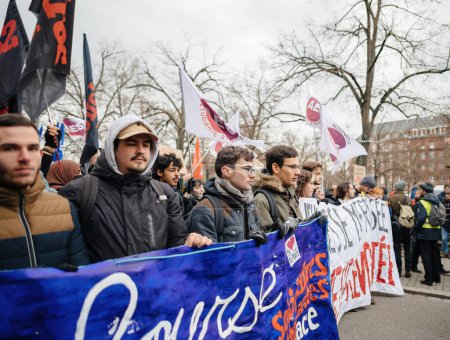 Téléchargez les photos : Strasbourg, France - Jan 19, 2023: Large crowd at protest against the French governments planned pension reform to push the retirement age from 62 to 64 unions have called for mass social action - en image libre de droit