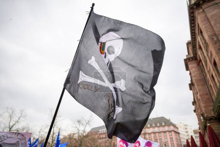 Foto de Strasbourg, France - Jan 19, 2023: Pirate skull flag at protest against the French governments planned pension reform to push the retirement age from 62 to 64 unions have called for mass social - Imagen libre de derechos