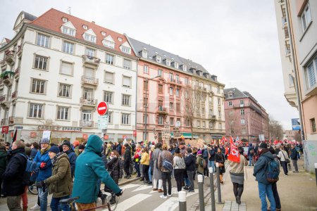 Téléchargez les photos : Strasbourg, France - Jan 19, 2023: Large crowd with placards at protest against the French governments planned pension reform to push the retirement age from 62 to 64 unions have called for mass - en image libre de droit