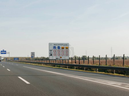 Téléchargez les photos : Austria to Hungary border crossing with large empty perspective view large empty highway - en image libre de droit