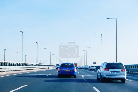 Foto de Hungary - Sep 20, 2014: Peugeot 407 and Open Vectra driving fast on the Hungarian highway - Imagen libre de derechos