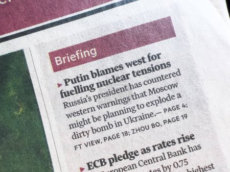 Téléchargez les photos : Paris, France - Oct 29, 2022: Putin blames west for fueling nuclear tensions small column article on the Financial Times newapaper press - en image libre de droit