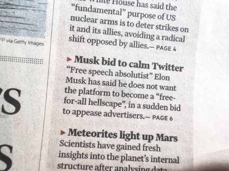 Téléchargez les photos : Paris, France - Oct 29, 2022: Financial Times short intro article on column with Elon Musk bid to calm Twitter - headline news - en image libre de droit
