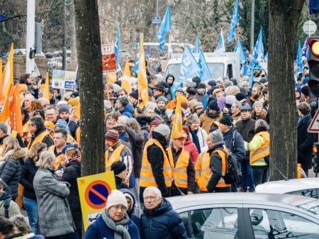 Téléchargez les photos : Strasbourg, France - 31 January 2023: Elevated view of crowd at second demonstration against the new pension reform to be presented next month by French Prime Minister Elisabeth Borne - en image libre de droit